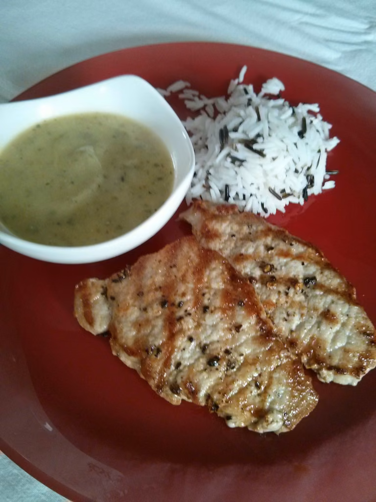Grillowany schab z sosem z cukinii