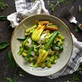 Makaron z kwiatami cukinii i pesto