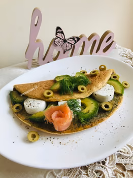 Omlet kukurydziano- koperkowy z oliwkami z kozim serem i awokado