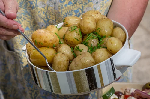 Młode ziemniaki gotuje tylko w ten sposób! Wiele osób popełnia podstawowy błąd i psuje ich smak
