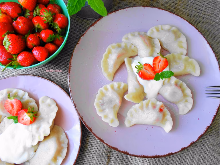 Pierogi z truskawkami.