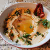 Hummus z suszonymi pomidorkami i bazylią