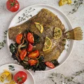 Pieczony turbot z jarmużem i pomidorami