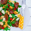 Sałatka z grillowanymi piersiami kurczaka, suszonymi pomidorami i ciabattą