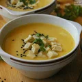 Pikantna zupa dyniowa z ziołami i parmezanem