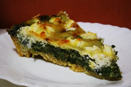 Tarta ze szpinakiem i fetą oraz beszamelem