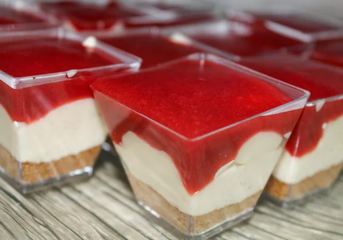 Ten warstwowy deser z truskawkami robię, gdy nie mam czasu na pieczenie ciasta! Goście są zawsze zachwyceni