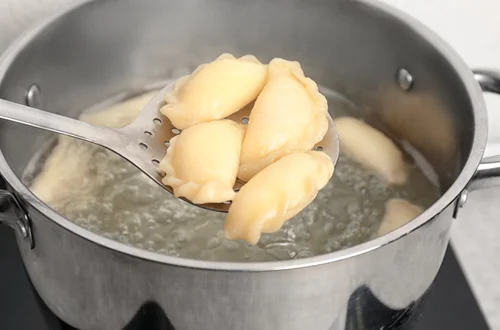 Co się dzieje, gdy NIE posolisz wody na pierogi?