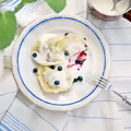 Pierogi z jagodami polane śmietaną