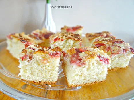 Ciasto drożdżowe z truskawkami i kruszoną