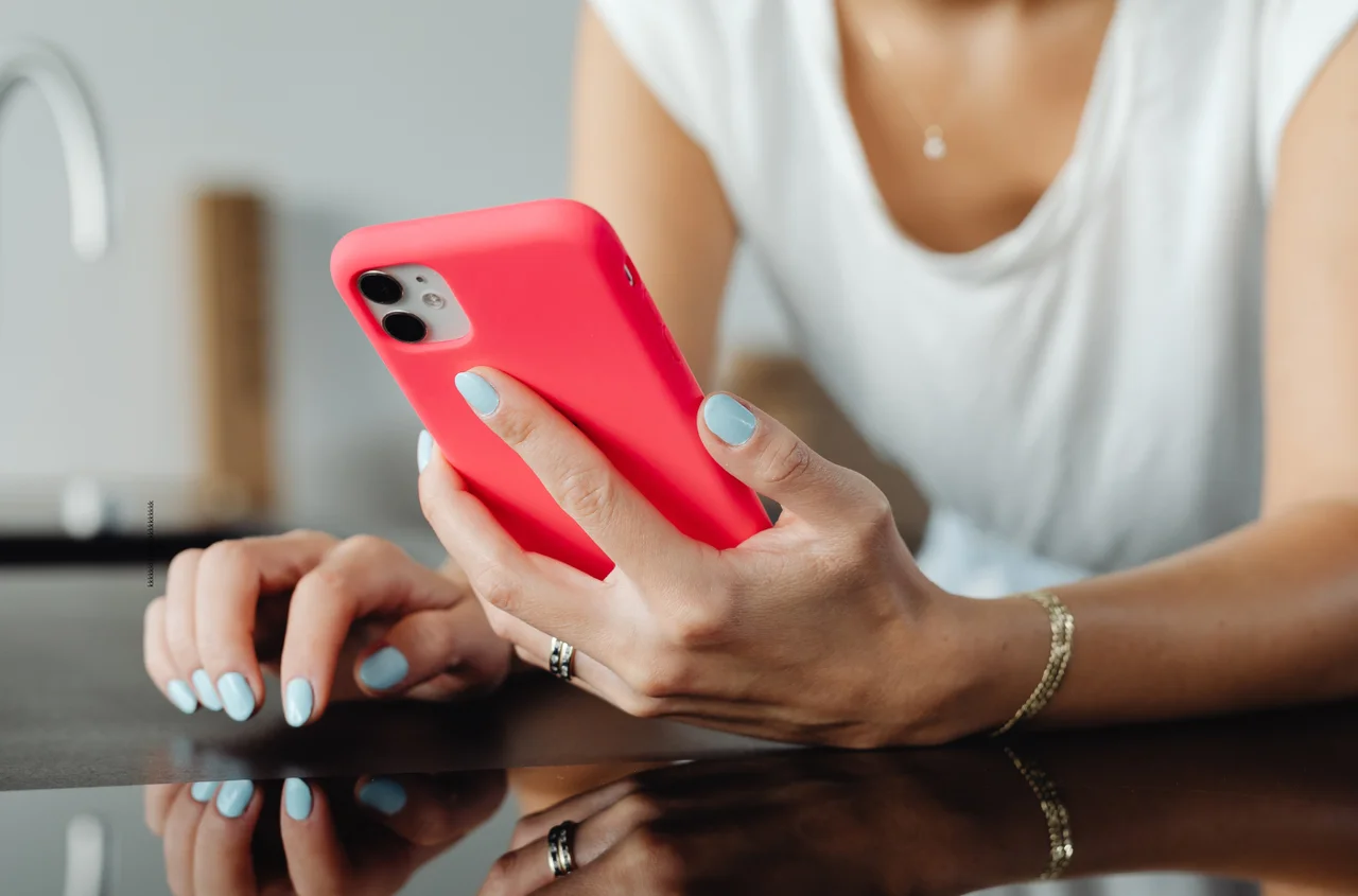 Znana sieć komórkowa wycofuje popularną usługę! Operator podał ostateczną datę i przenosi klientów