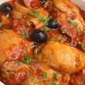 Kurczak z chorizo, oliwkami i papryką – Przepis, który przeniesie Cię na południe Hiszpanii