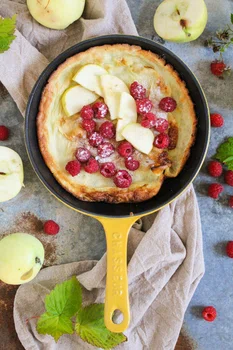 Pieczony nalesnik Dutch Baby. Po upieczeniu tworzy talerzyk, idealny by go nafaszerwać owocami!