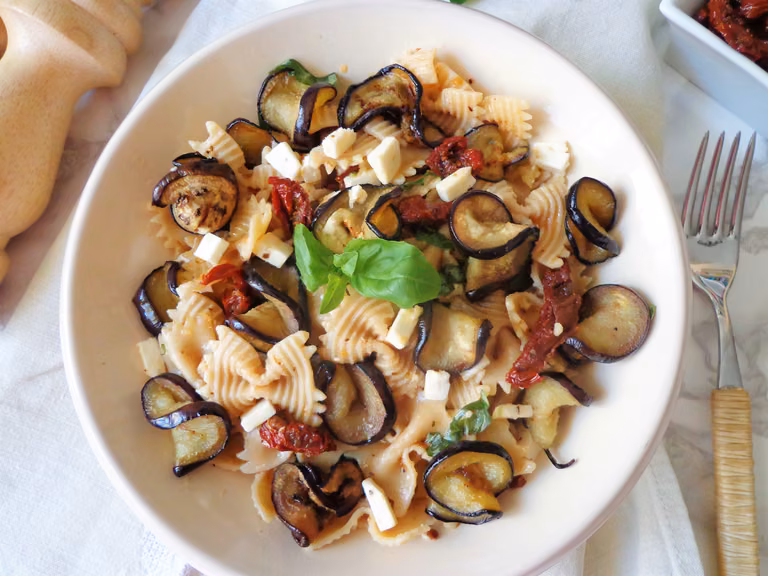 Makaron farfalle z bakłażanem, suszonymi pomidorami i serem feta