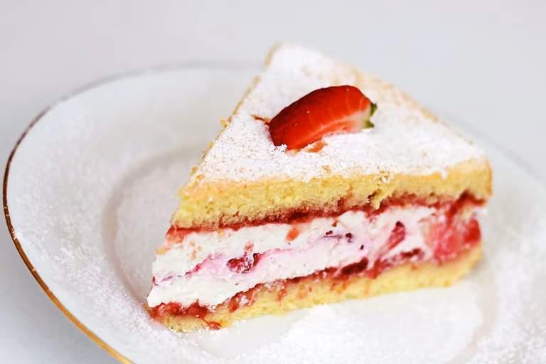 Biszkopt z truskawkami i bitą śmietaną lub serkiem mascarpone