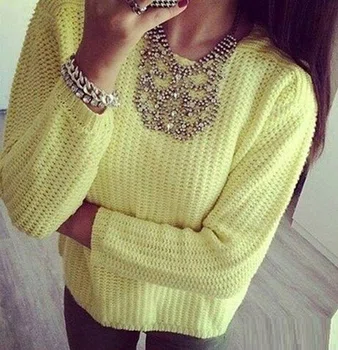 Limonkowy sweterek połączony z ozdobną biżuterią