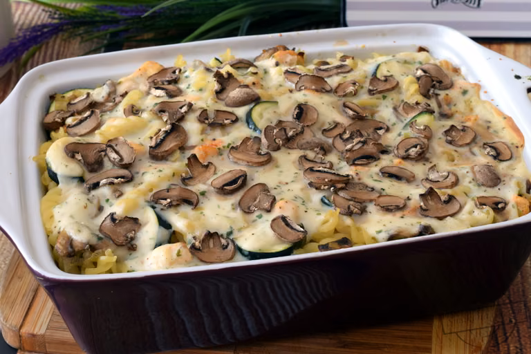 Zapiekanka makaronowa z kurczakiem, porem, cukinią i pieczarkami