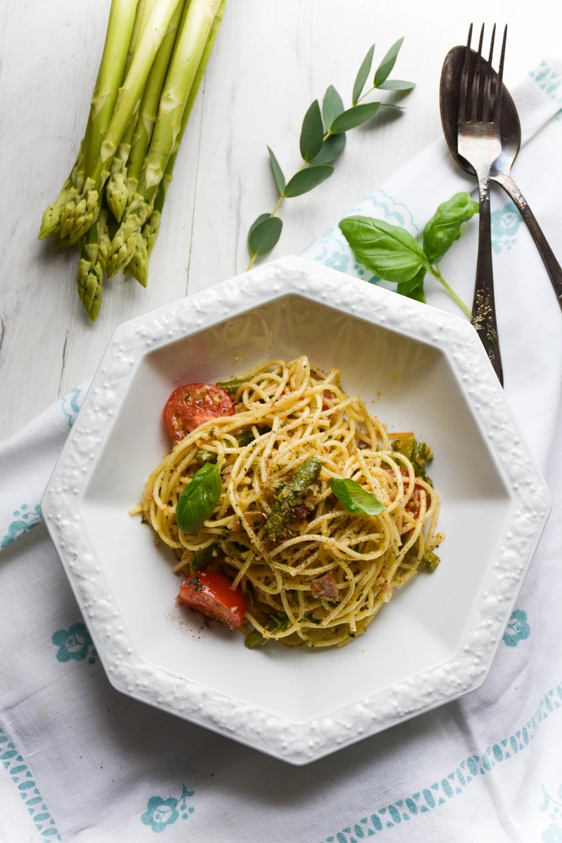 Spaghetti ze szparagami, orzechowym pesto z bazylią