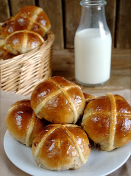 Wielkanocne bułeczki z krzyżykiem (Hot Cross Buns)