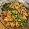 Makaronowe muszle faszerowane mięsem mielonym