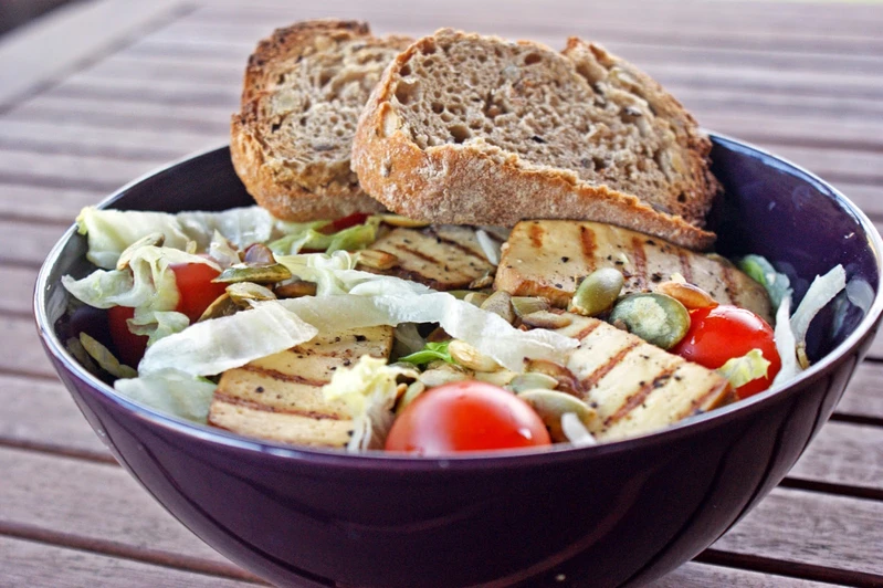 Sałatka z grillowanym tofu