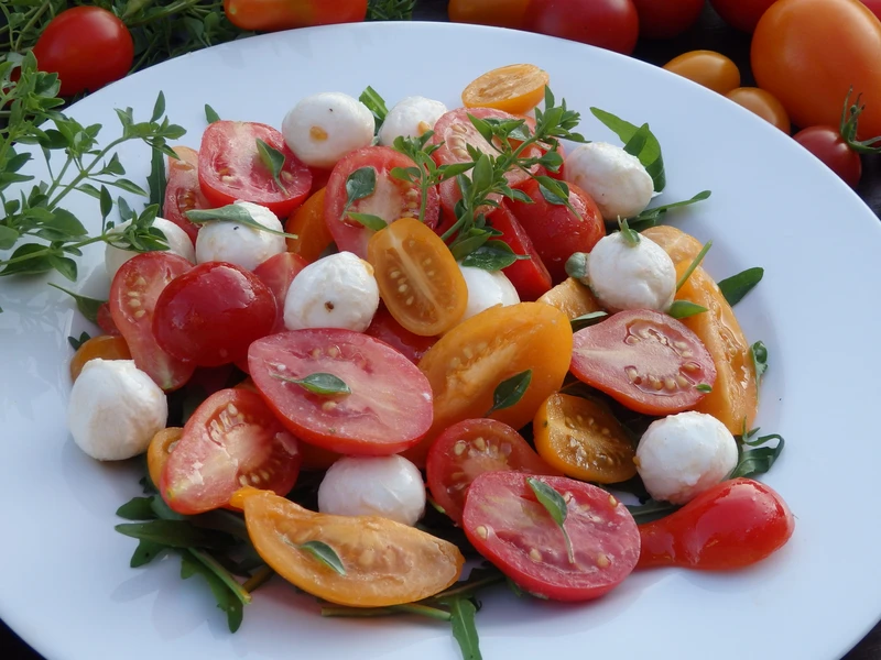 Mini caprese na rukoli