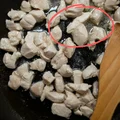 Wydzielina ze smażonego kurczaka – czym tak naprawdę jest?