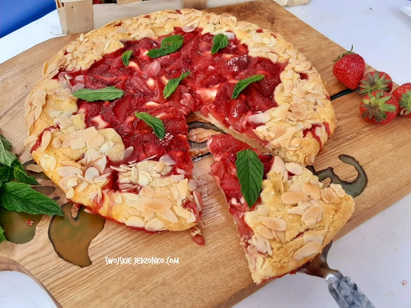 Rustykalna tarta z truskawkami i z serem