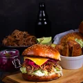 Burgery z szarpaną wieprzowiną, coleslawem, sosem kolendrowym z jalapeño i marynowaną cebulą - food²
