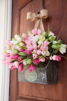 Koszyk z kwiatami na drzwi