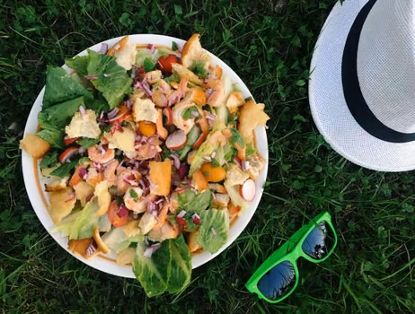 Piątek: Sałatka fattoush z krewetkami