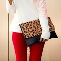 Czerwone leginsy i panterkowa torebka