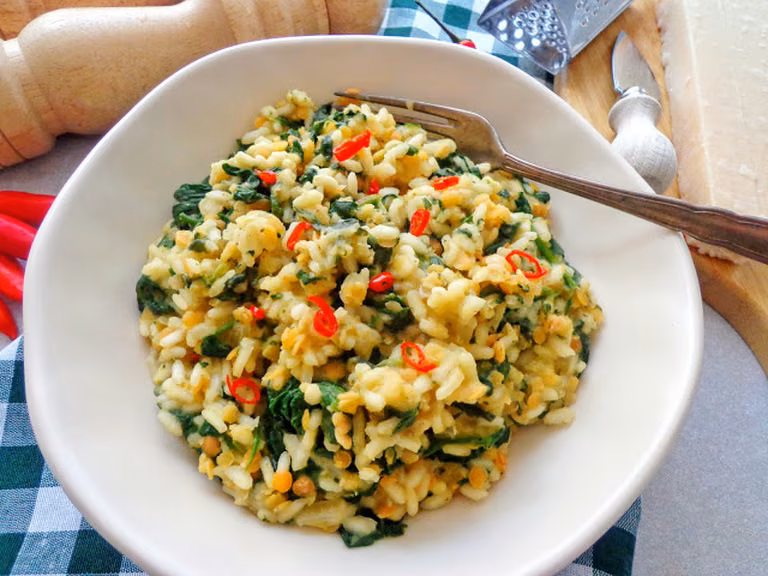 Risotto ze szpinakiem i czerwoną soczewicą