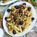 Penne z ciecierzycą, suszonymi pomidorami, czarnymi oliwkami i orzechami włoskimi