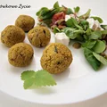 Wegetariańskie kulki z białej fasoli i płatków quinoa (komosy ryżowej)