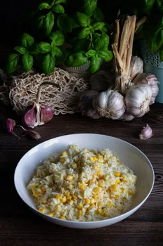 Sałatka ryżowa z kukurydzą i ananasem