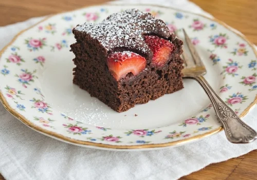 Wegańskie ciasto z truskawkami: bez mleka i bez jajek