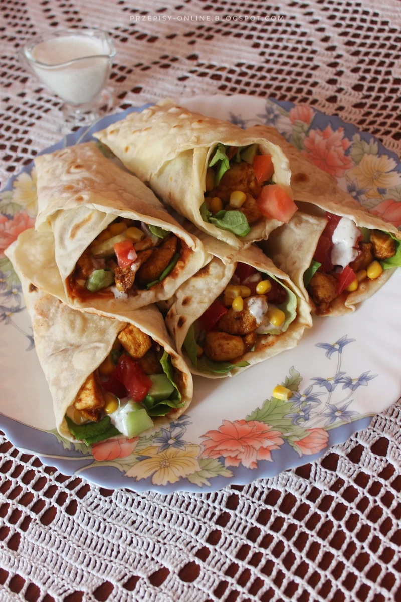 Tortilla z kurczakiem i warzywami (rollo kebab)
