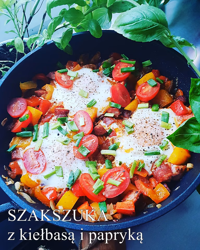 Jajka z kiełbasą i papryką. Szakszuka z kiełbasą i papryką ( shakshouka)