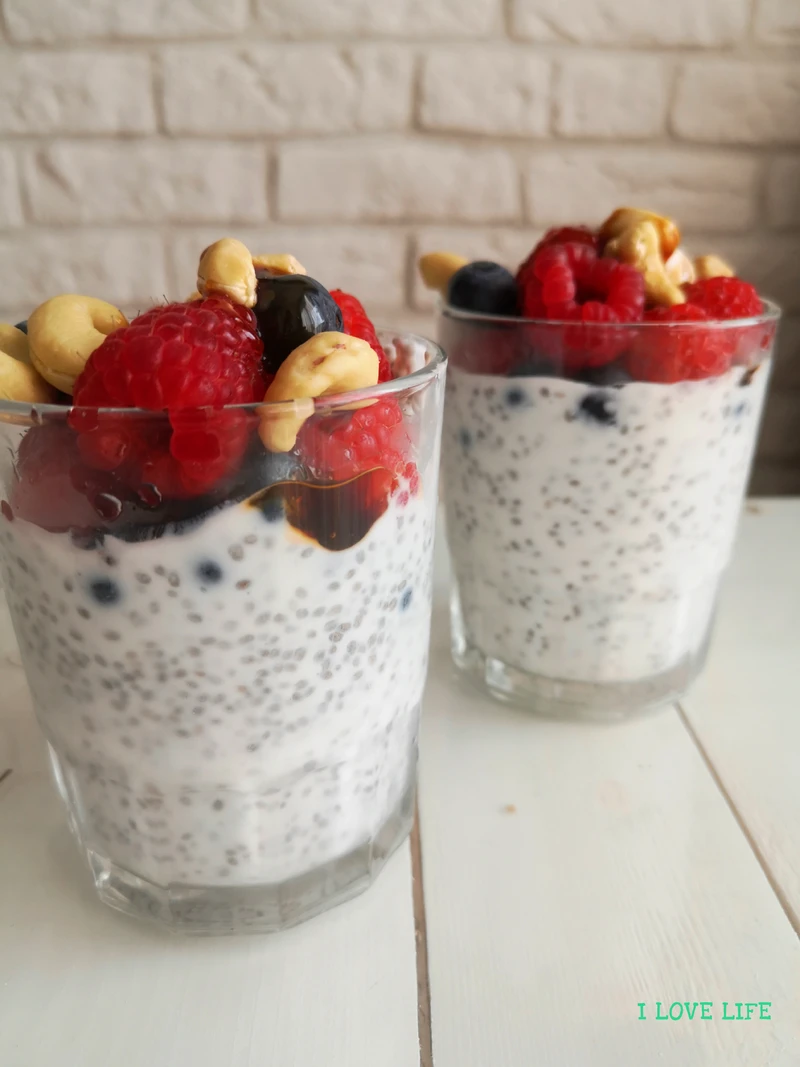 Jogurt naturalny z chia i owocami