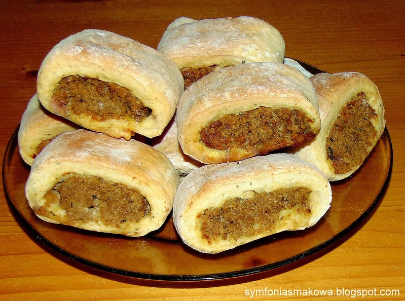 Drożdżowe paszteciki z mięsem.