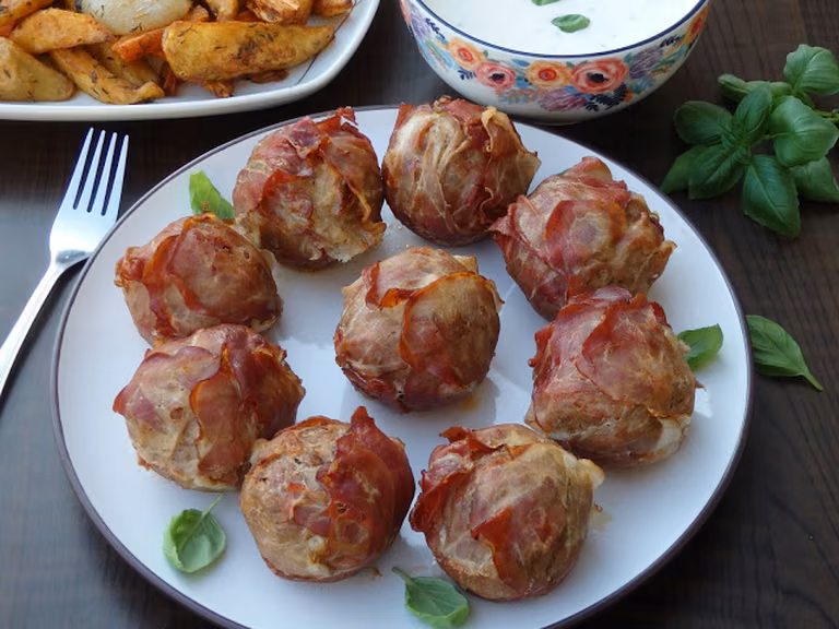 Mięsne muffinki z suszonymi pomidorami i mozzarellą