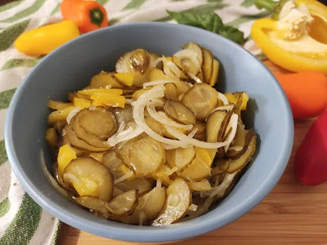 Surówka z ogórków kiszonych.