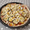 Pizza na razowym cieście z grillowaną cukinią, fetą, salami i oliwkami