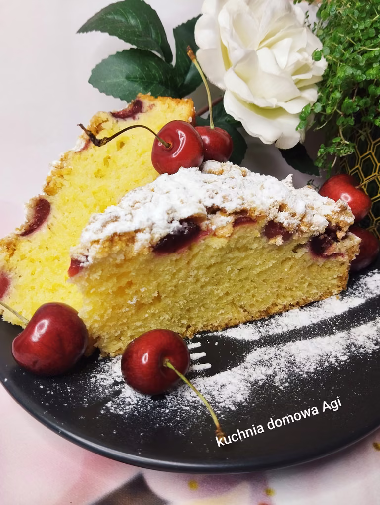 Ciasto drożdżowe łyżką mieszane z czereśniami i kruszonką