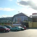 Zaskakujący sposób znanej sieci na ominięcie zakazu handlu! Na wejściu rozstawiono bieżnie i trampoliny
