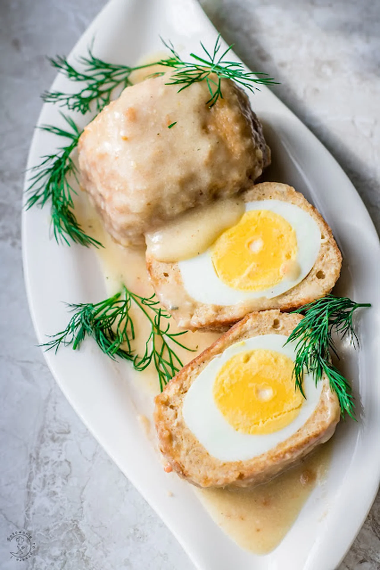 Jajka Na Twardo W Mięsie Mielonym Z Sosem Chrzanowym