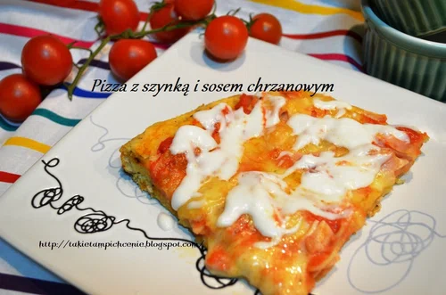 Pizza z szynką i sosem chrzanowym