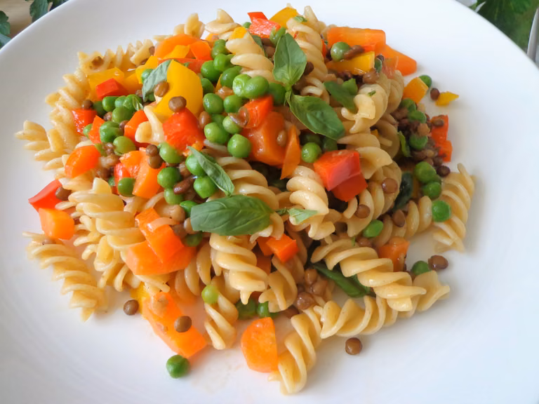 Makaron z warzywnym ragù