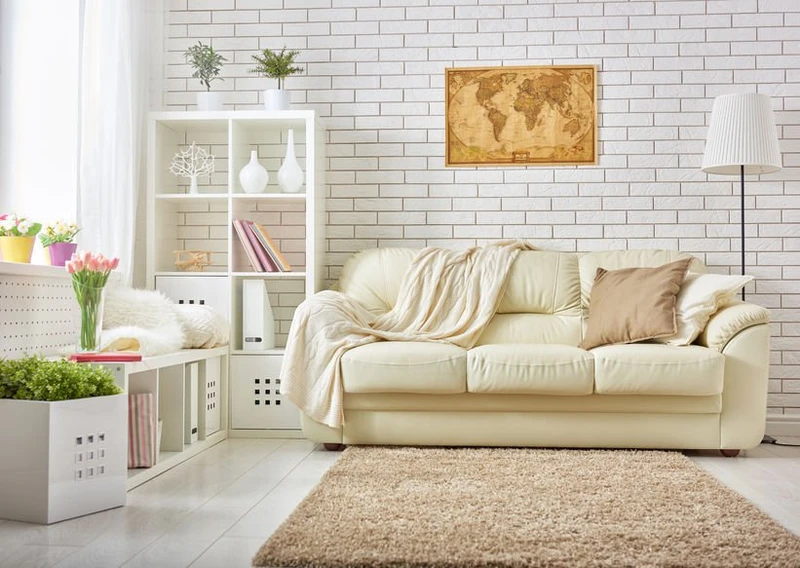 Inspiracja wnętrzarska: kremowo-biały salon z bajki